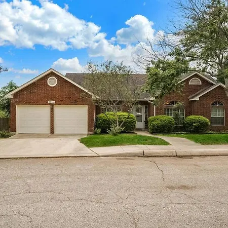 Stone Oak Oasis With Private Pool And Grill!-3